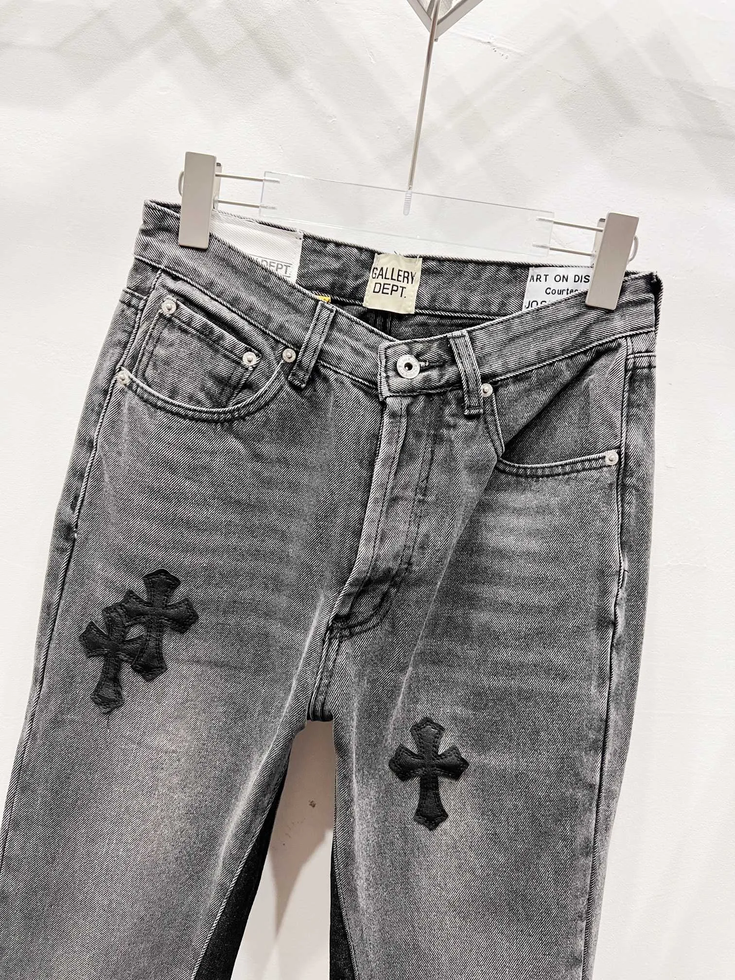 P250 Style No.: (c064) GALLERY DEPT & Chrome hearts Spliced cross loose washed flared jeans to truly restore the ultimate vintage texture. The original hardware accessories, washed and other elevators, QR code analysis are all purchased from the original factory, with a high degree of restoration. You are welcome to compare with a certain product ~ Three-dimensional version Loose and comfortable, not picky about the body shape, taller and slimmer, factory Seiko, original quality control, same style for men and women, can be matched with couples, versatile recommendation Jeans that are a must-have for all seasons. Trendy people have been disappointed. From the quality selection of fabrics, the tailoring of details, and the matching of patterns, they are all impeccable! The upper body is so handsome when worn...it can be easily worn by men, women and children! The craftsmanship uses heavy-duty washed pure cotton denim fabric. After washing, it is soft and thick. It is very stylish when worn on the body. Size: 28, 30, 32, 34, 36 (S-XXL) Color: Stitching